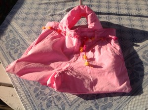 Rosa byxväska Byxväska fodrad med rosa tyg och med innerficka. Dekorerad bak samt i linningen. Handtag.  Pris; 500 kr.